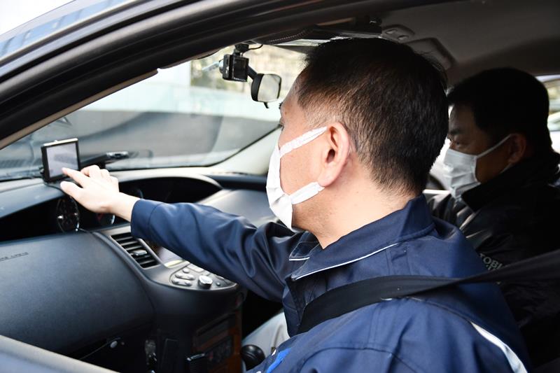 飲酒運転の取り締まりに向かうＰＴの捜査員＝昨年１２月