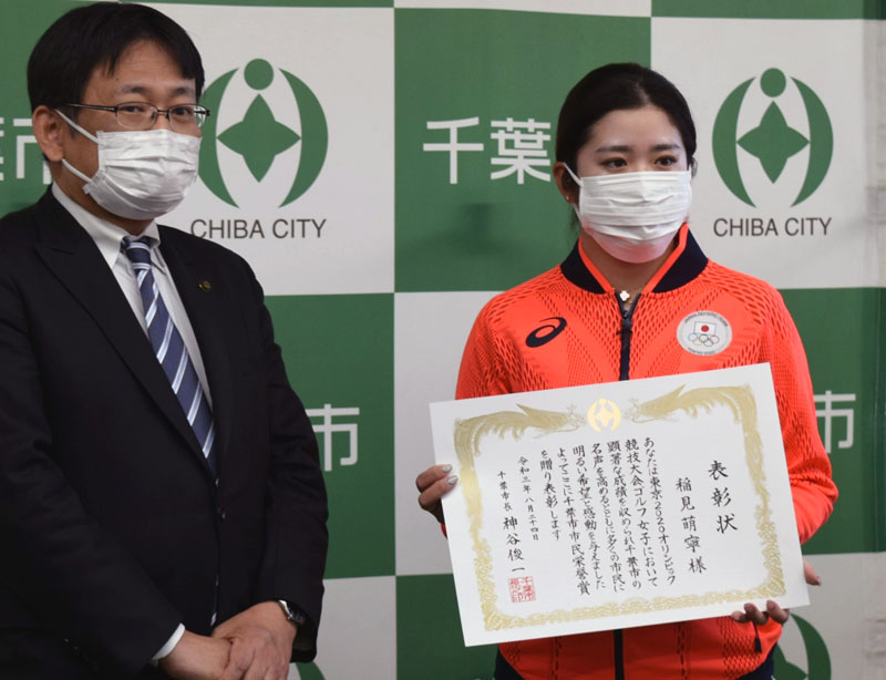 神谷市長（左）から市民栄誉賞を贈られた稲見選手＝２２日、千葉市若葉区