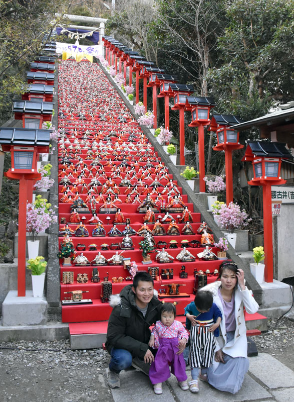 勝浦市を代表するイベント「かつうらビッグひな祭り」は３年連続で中止になった＝２０１７年２月、同市の遠見岬神社