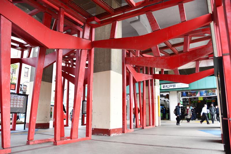 赤色が目を引くＪＲ新松戸駅前のオブジェ「あかりのボックス」＝松戸市