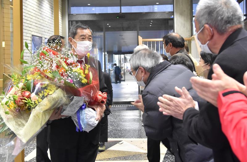 支援者らに拍手で見送られる飯島氏＝２８日、大多喜町役場