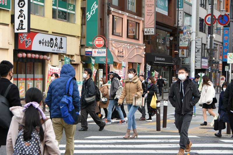 新型コロナの感染が急拡大する中、マスク姿で歩く人たち（写真と本文は直接関係ありません）