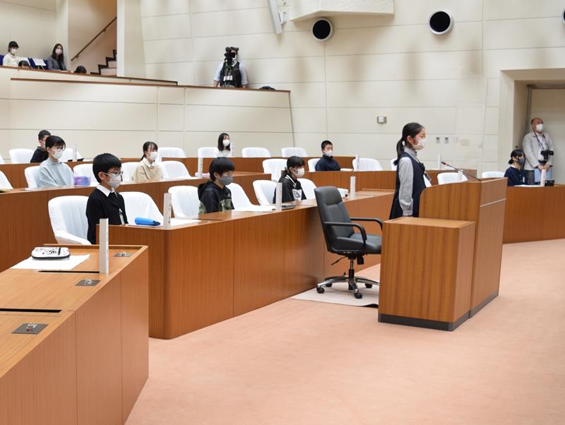 「子ども議会」で市政の課題について尋ねる児童＝鎌ケ谷市