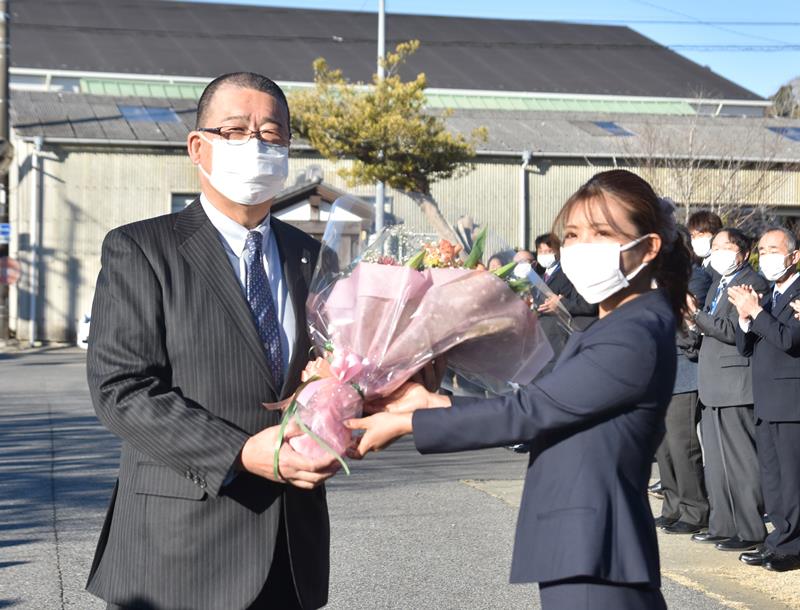 初登庁し職員から花束を贈られる平林町長（左）＝３１日、大多喜町役場