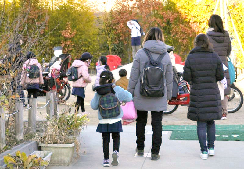 保護者と一緒に帰宅する幼稚園児ら。子どもへのワクチン接種を巡り保護者からはさまざまな意見が聞かれた=1月31日午後、船橋市