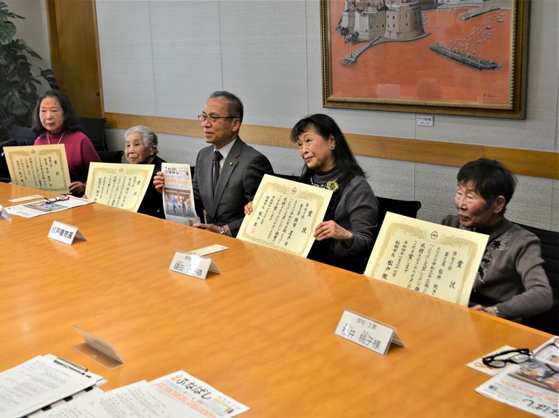 短歌と俳句で年間優秀作品に選ばれ、表彰式で「広報ふなばし」の記念写真撮影に臨む投稿者＝船橋市役所