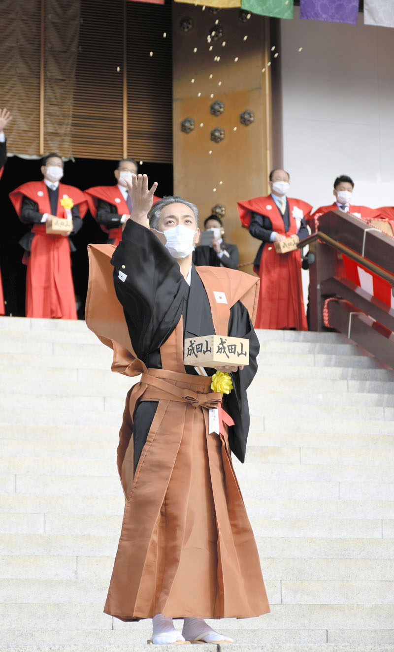 ２年ぶりに成田山新勝寺の節分会に参加し、豆をまく市川海老蔵さん＝３日、成田市