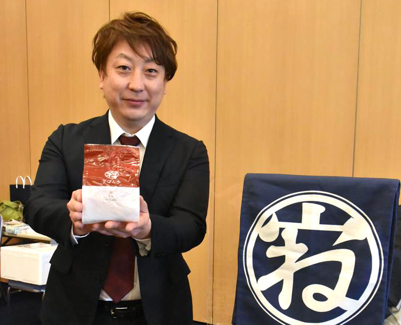 金賞に輝いた「寝た芋けんぴ」を手に「芋本来の甘みが楽しめます」とＰＲする篠塚社長＝千葉市中央区