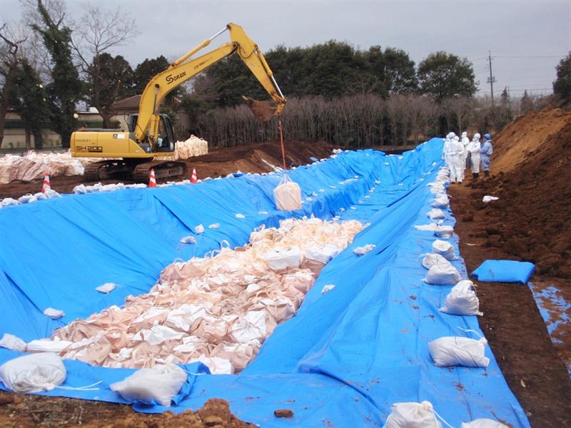 鳥インフルエンザの発生を受け行われた埋却作業＝１月下旬、八街市（千葉県建設業協会提供）