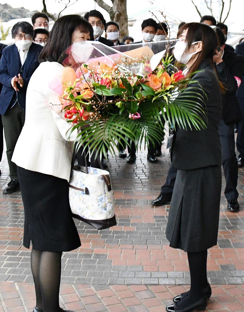 初登庁し職員から花束を受け取る平山氏（左）＝８日、多古町役場
