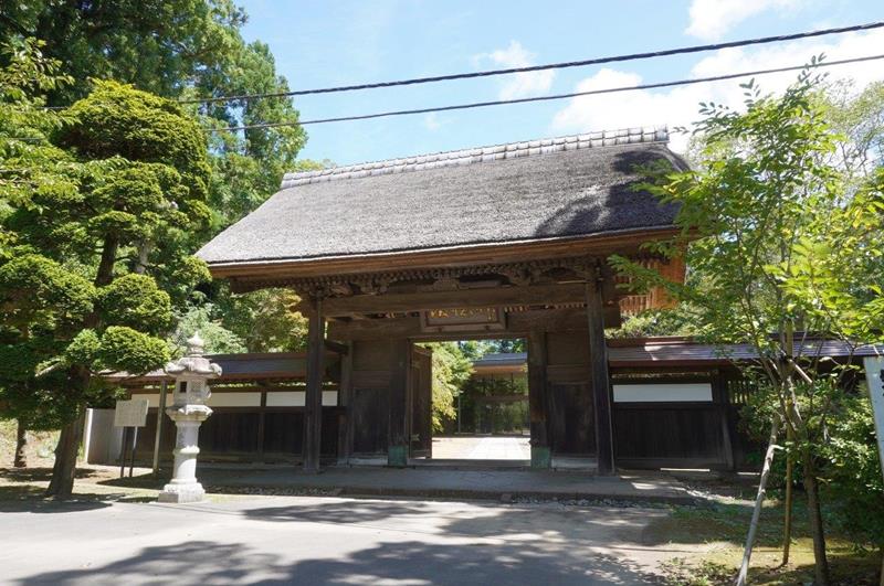 千葉県指定有形文化財に指定される香取神宮勅使門（千葉県教委提供）