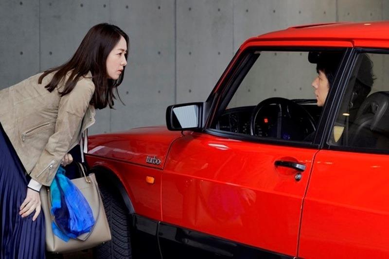 流山市内で行われた撮影。左は霧島れいかさん、車内は西島秀俊さん（ｃ）２０２１年「ドライブ・マイ・カー」製作委員会