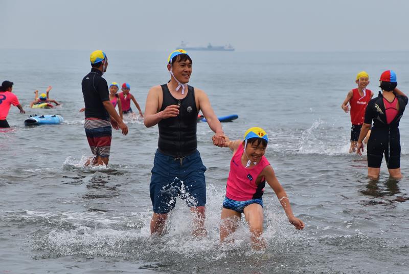 海のスポーツの祭典「オーシャンフェスタ館山」で、「親子ニッパーボード&ランリレー」を楽しむ親子=2019年6月、館山市