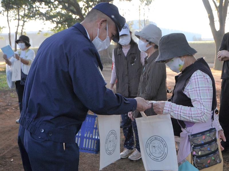 電話de詐欺の啓発グッズを配る千葉北署員。県警はさまざまな啓発活動を行うが、詐欺の手口や対策の周知に課題が残る＝昨年１０月、千葉市稲毛区