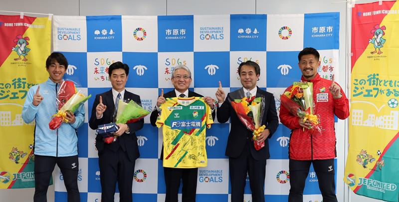 小出市長（中央）に活躍を誓う、左から高橋選手、尹監督、森本航ジェフ社長、新井選手＝市原市役所