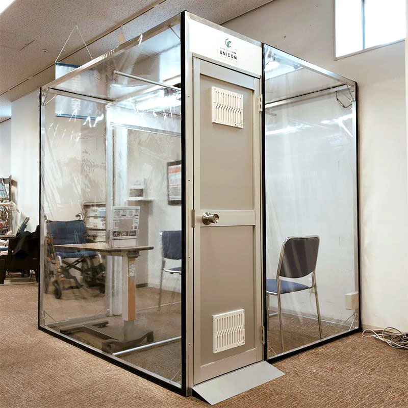 シフトアップが開発した持ち運び可能な隔離室「ユニコン」。折り畳むと長机程度に収まる(同社提供)