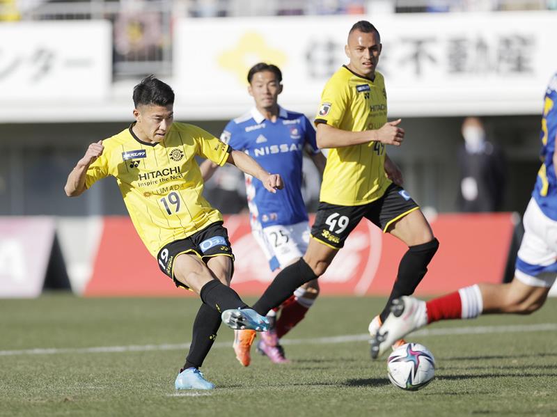 柏－横浜Ｍ　前半、同点ゴールを決める柏・細谷（左）＝三協Ｆ柏（共同）