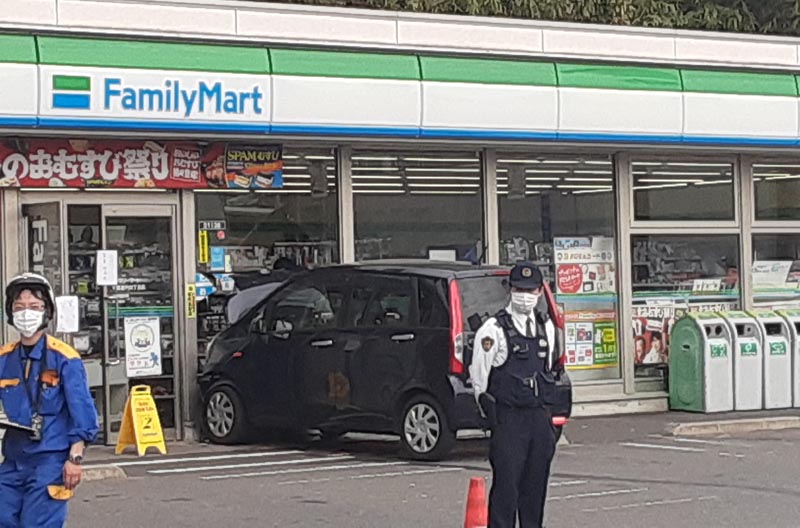 軽自動車が突っ込んだファミリーマート千葉登戸4丁目店＝１７日１４時３０分ごろ、千葉市中央区登戸４