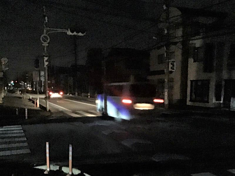 地震直後に消灯した信号機。車がスピードを落として交差点を抜けていた=１６日午後１１時５５分ごろ、船橋市習志野台