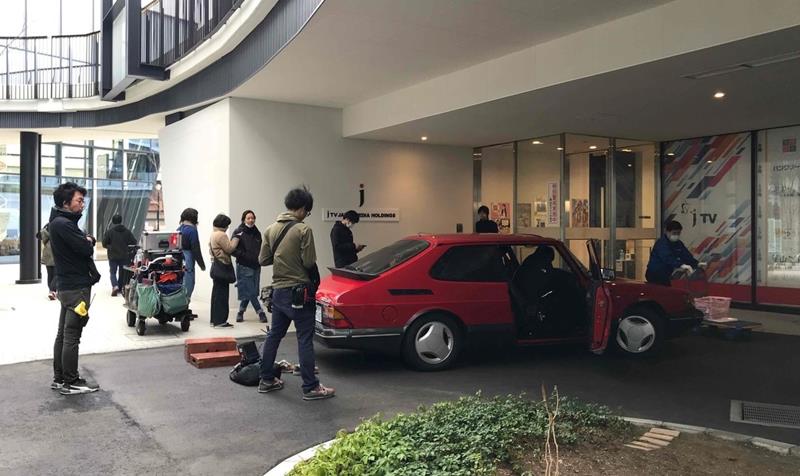 ホール出入り口で行われた撮影の様子（筒井さん提供）