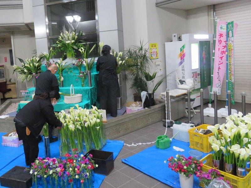 カラーの生け込みをする組合員ら＝埼玉県白岡市