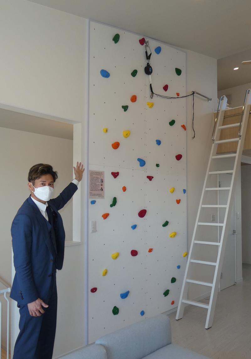 ボルダリング施設を紹介する柳田社長