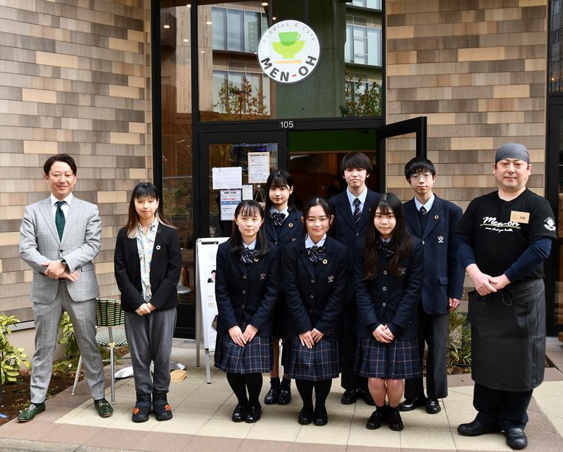 ラーメン店の開店イベントに臨んだ生徒ら（中央）＝柏市