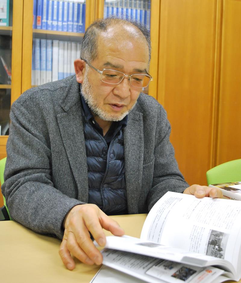 救済ネット発足の経緯を説明する共同代表の久留島浩さん＝２月２５日、佐倉市の国立歴史民俗博物館