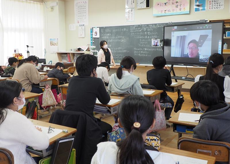 海外で活動する講師の話を聞き、平和や多様性について学ぶ児童＝君津市立八重原小学校