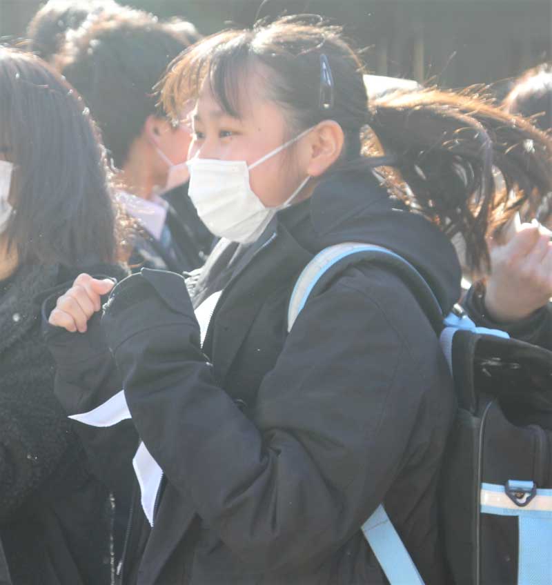 張り出された合格者番号を確認して喜ぶ受験生=7日午前9時ごろ、千葉市中央区の県立千葉高校