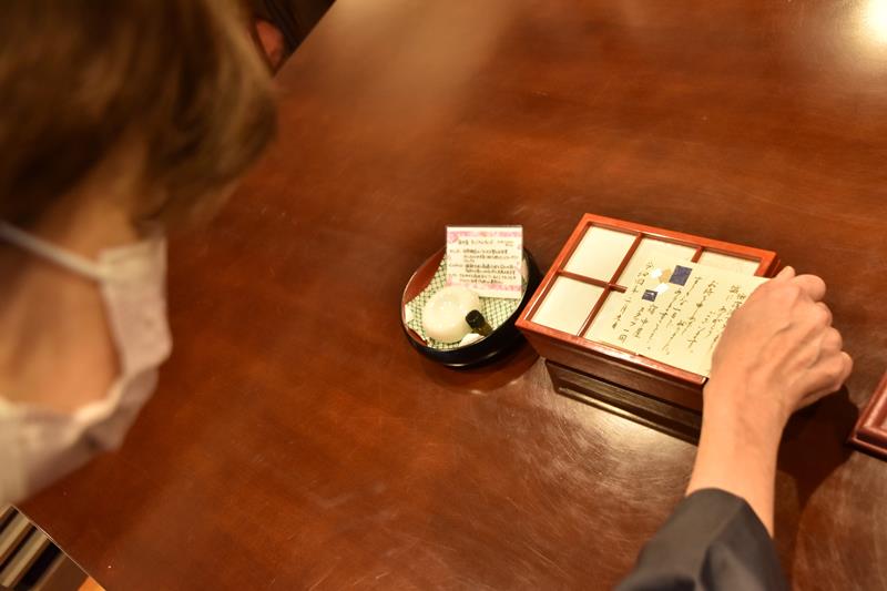 中田女将が客室に置いている手紙。「5つ星」のおもてなしでお客を出迎える