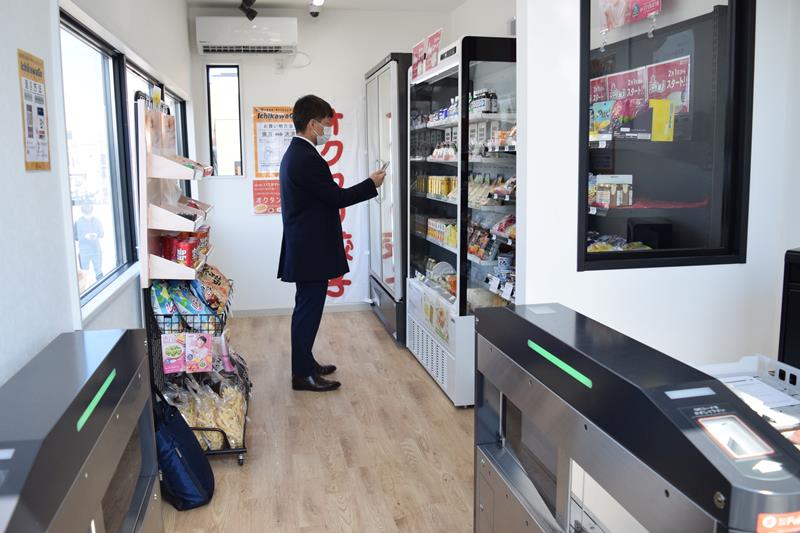 道の駅いちかわにオープンした無人店舗「いちかわＧＯ」の店内＝９日、市川市