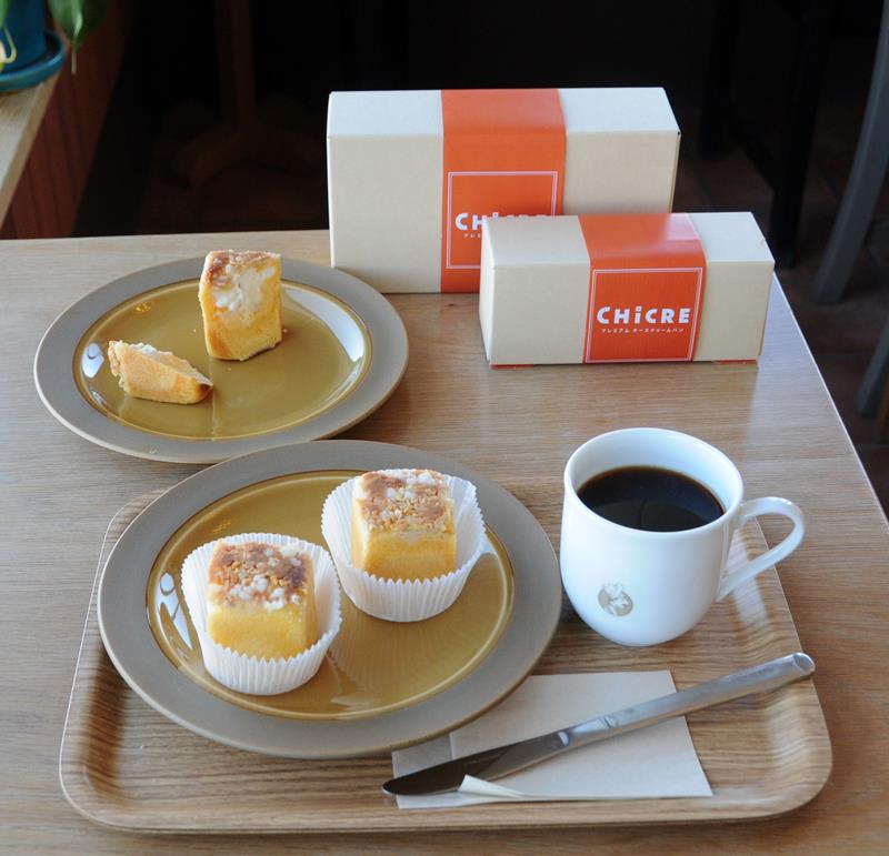 パンスイーツの新商品「チクレ」。後方の皿は、チクレを切った断面＝市原市の「ふろまーじゅ」