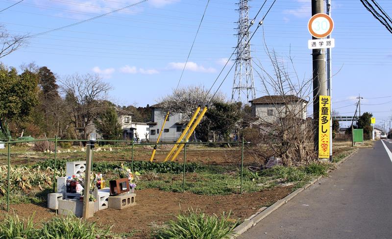 献花台が置かれた事故現場＝１１日、八街市（共同）