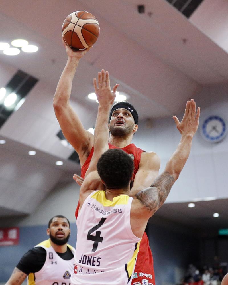 千葉Ｊ─群馬　第４クオーター、シュートを決める千葉Ｊ・ダンカン＝船橋アリーナ