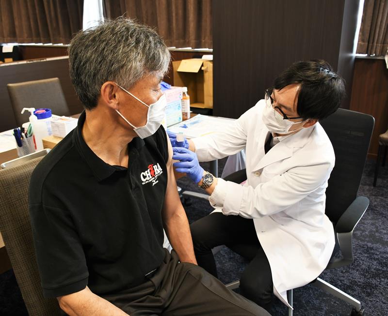 新型コロナワクチンの接種を受ける成田市の教員＝同市の国際医療福祉大学成田キャンパス