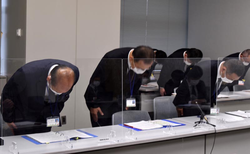 記者会見で謝罪する山口教育次長(中央)=22日午後2時ごろ、千葉県庁
