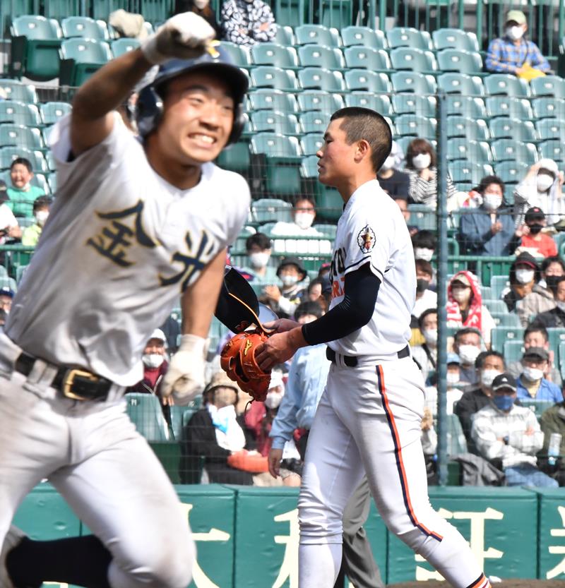 木更津総合－金光大阪　１３回裏金光大阪２死満塁、押し出し死球を与え悔しがる木更津総合の金綱（右）＝甲子園