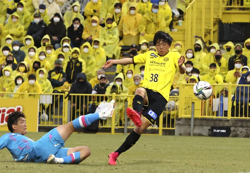 柏－鳥栖　後半、同点ゴールを決める柏・升掛＝三協Ｆ柏(共同)