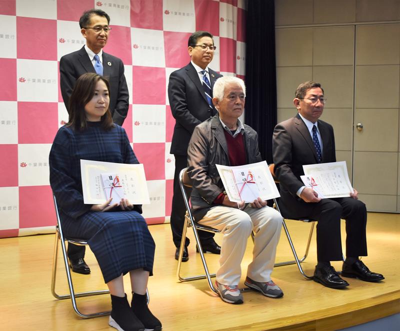 「フォト&エッセイコンテスト」の入賞者(前列)=28日、千葉市中央区