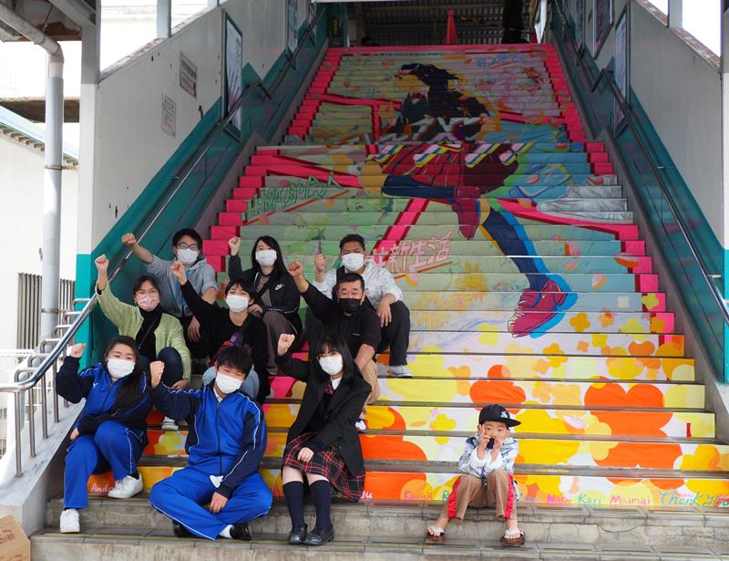 ＪＲ木更津駅東口を階段アートで彩った木更津総合高生ら＝木更津市