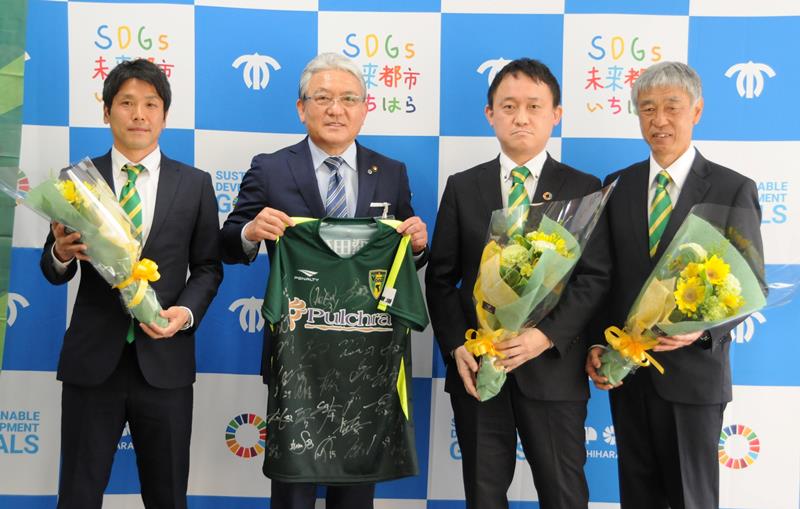 シーズン開幕を前に、市原市役所を訪問したＶＯＮＤＳ市原の布監督（右）と清原選手（左）。中央右は永野祐太郎代表取締役、同左は小出市長