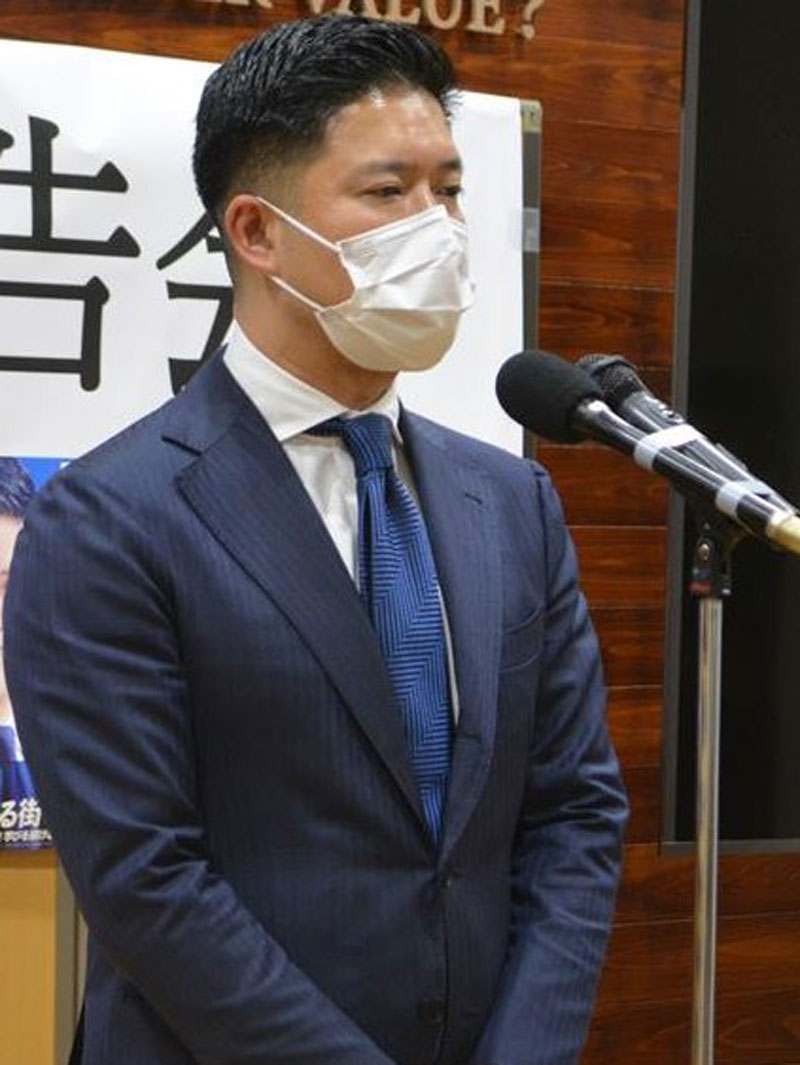 敗戦の弁を述べる村越氏＝２７日午後１１時半すぎ、市川市市川