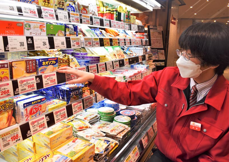 スーパー「リブレ京成」で４月１日に約３０品目が値上がりするチーズやマーガリン＝３１日、千葉市中央区