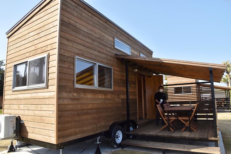 エアコンやトイレ、シャワーなどを完備した「タイニーハウス」