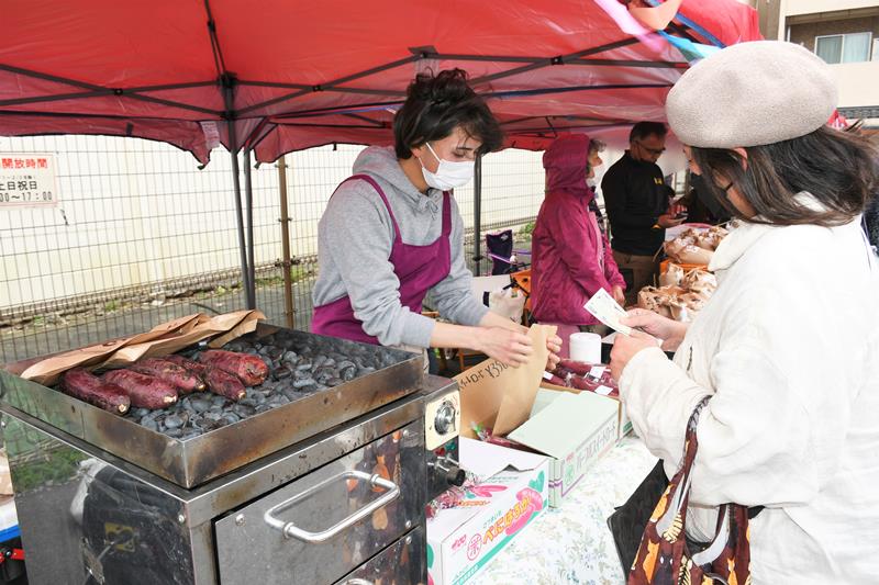 成田山参道で開かれたマルシェでサツマイモを販売する生産者＝成田市
