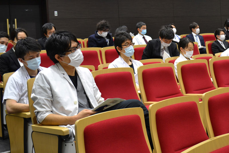 横手幸太郎病院長の話に耳を傾ける新入職員ら＝１日、千葉市中央区の千葉大病院