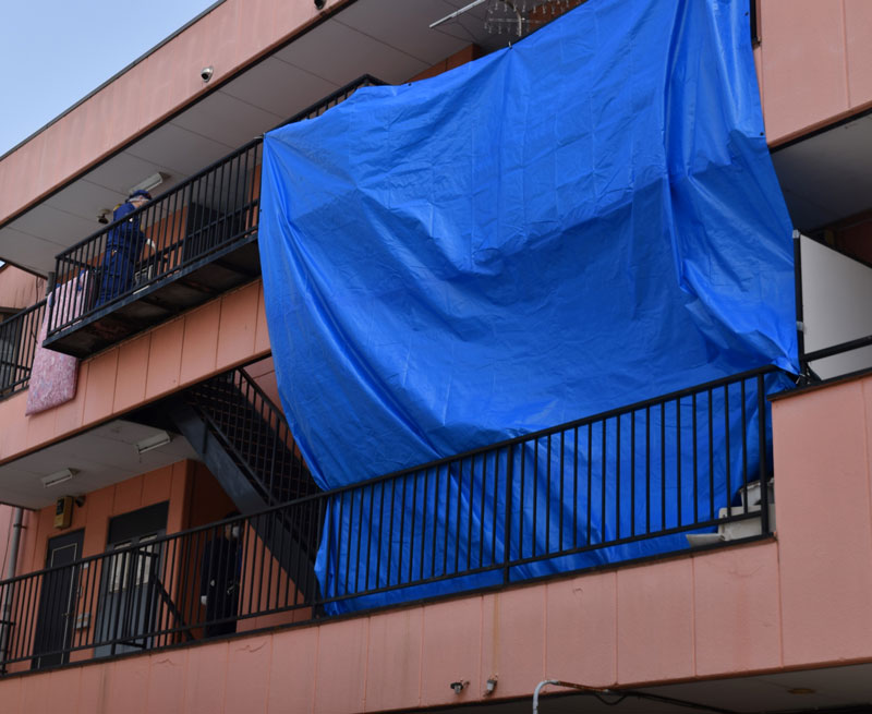 高橋拓義さんが遺体で見つかったアパートを調べる県警の捜査員＝３月３１日午前１０時２５分ごろ、千葉市若葉区