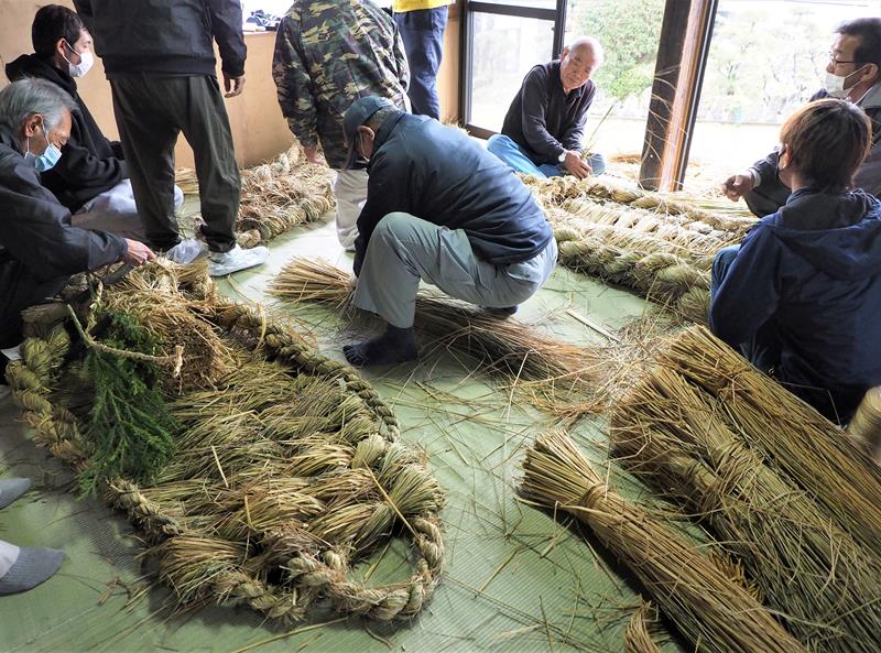 手分けをして三つの大わらじを編む住民＝３日、富津市
