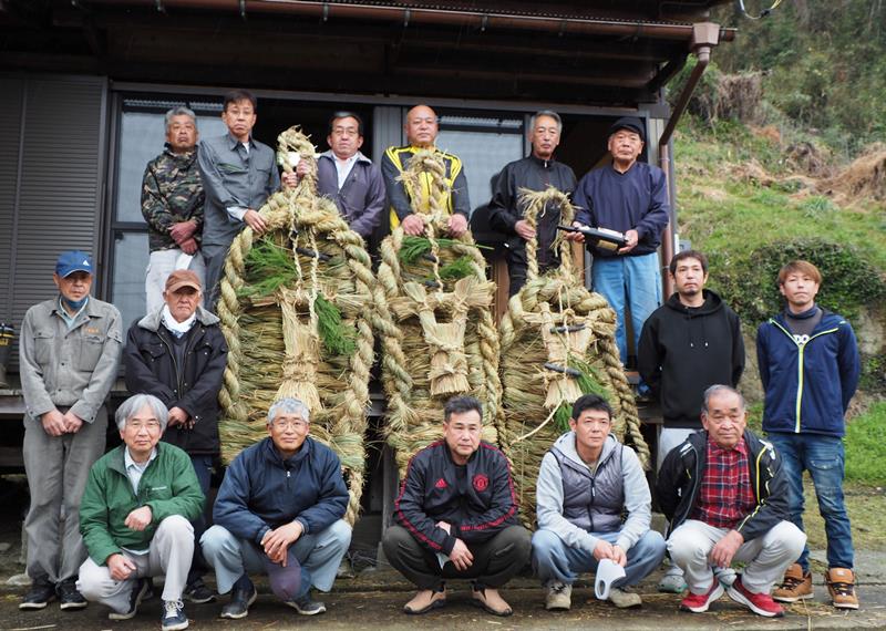 疫病退散の願いを込めて作った三つの大わらじ
